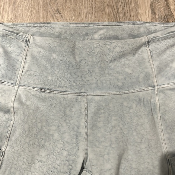Lululemon Fast and Free Short 10" in City Grit White Blue Fog - size 8 - Picture 10 of 10